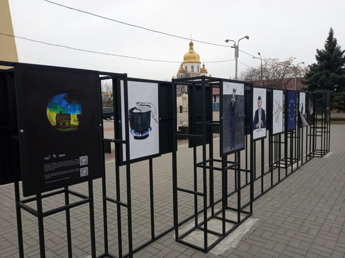 Як виглядає виставка плакатів воєнного часу польского художника у спальному районі Запоріжжя - фото