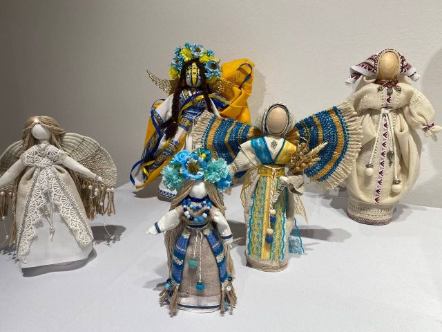 Українські пісні ожили у вишивці: у Запоріжжі відкрилася виставка писанок, рушників, мотанок (фото)