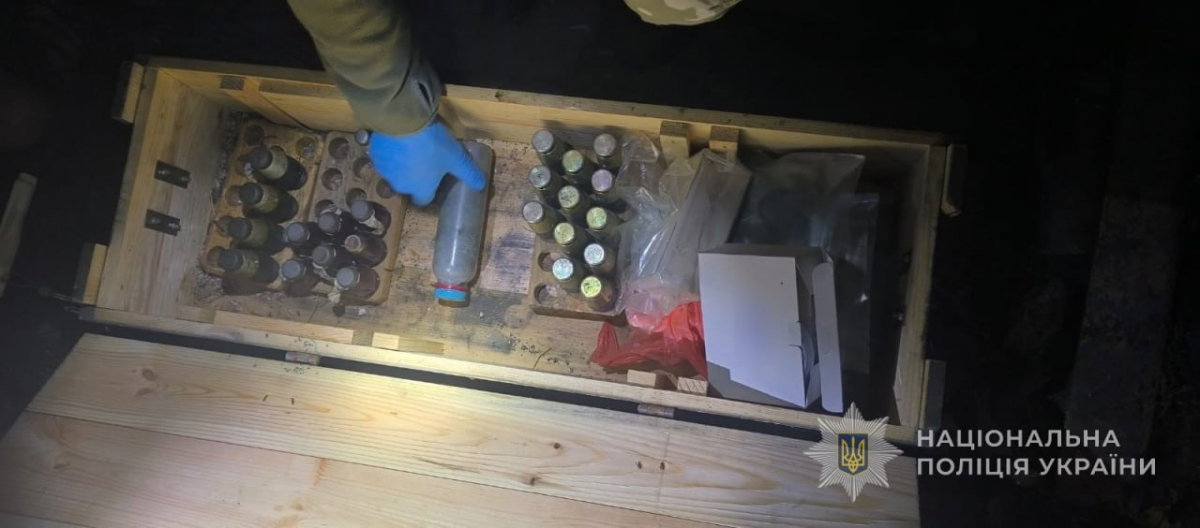 Правоохоронці Запорізького району приїхали на сварку між сусідами, а виявили у 52-річного чоловіка схованку з підривачами, зарядами та невідомою речовиною