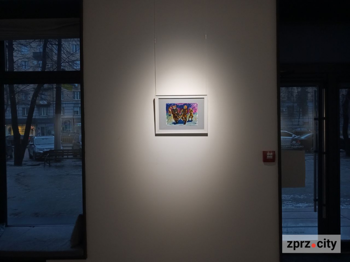 Як у соцмережах: у Запоріжжі відкрили виставку про не цивільне життя (фото)