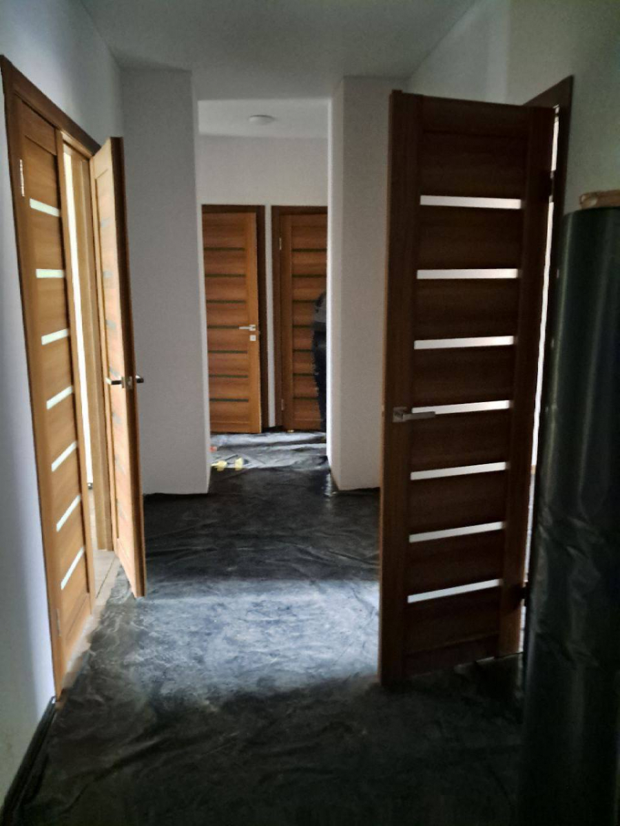 В Запоріжжі у квартирах відновленої після ворожого удару частини будинку на Соборному укладають кахель та ламінат - фото