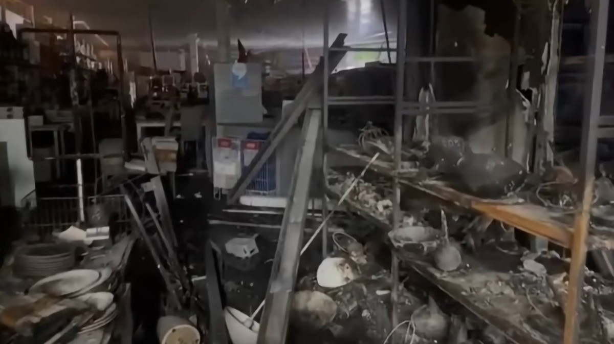 Зруйновані вітрини й обгорілий товар - з’явилося відео зсередини магазину, який постраждав під час обстрілу Запоріжжя