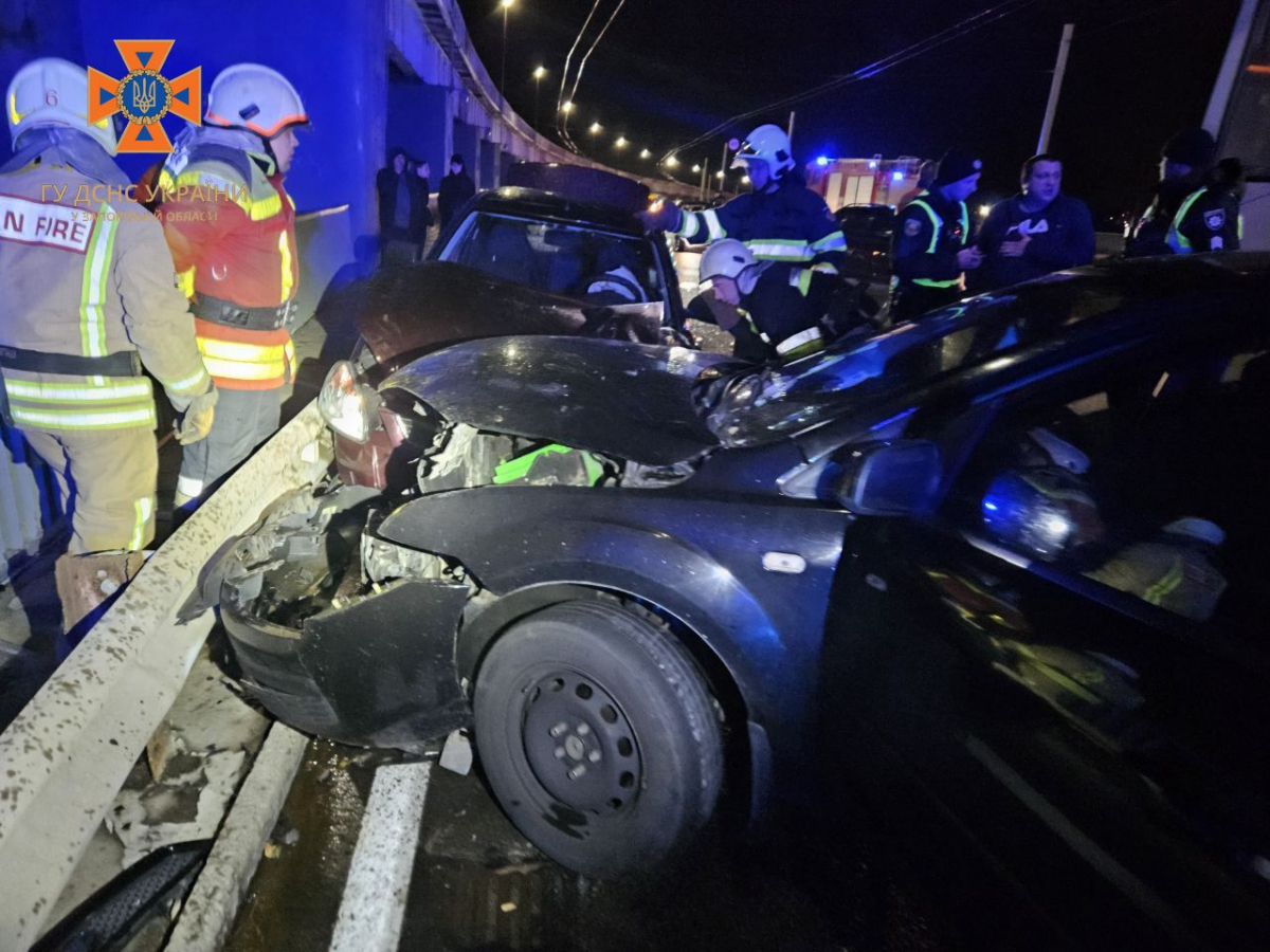 Не поділили дорогу – у Запоріжжі сталася аварія за участю двох машин та тролейбуса (фото)