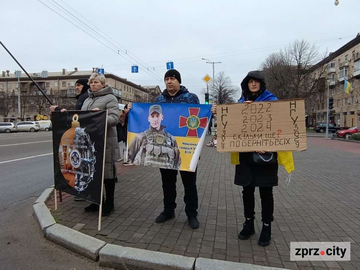 Третє Різдво в полоні - у Запоріжжі встановили незвичайну ялинку на підтримку Героїв (фото)