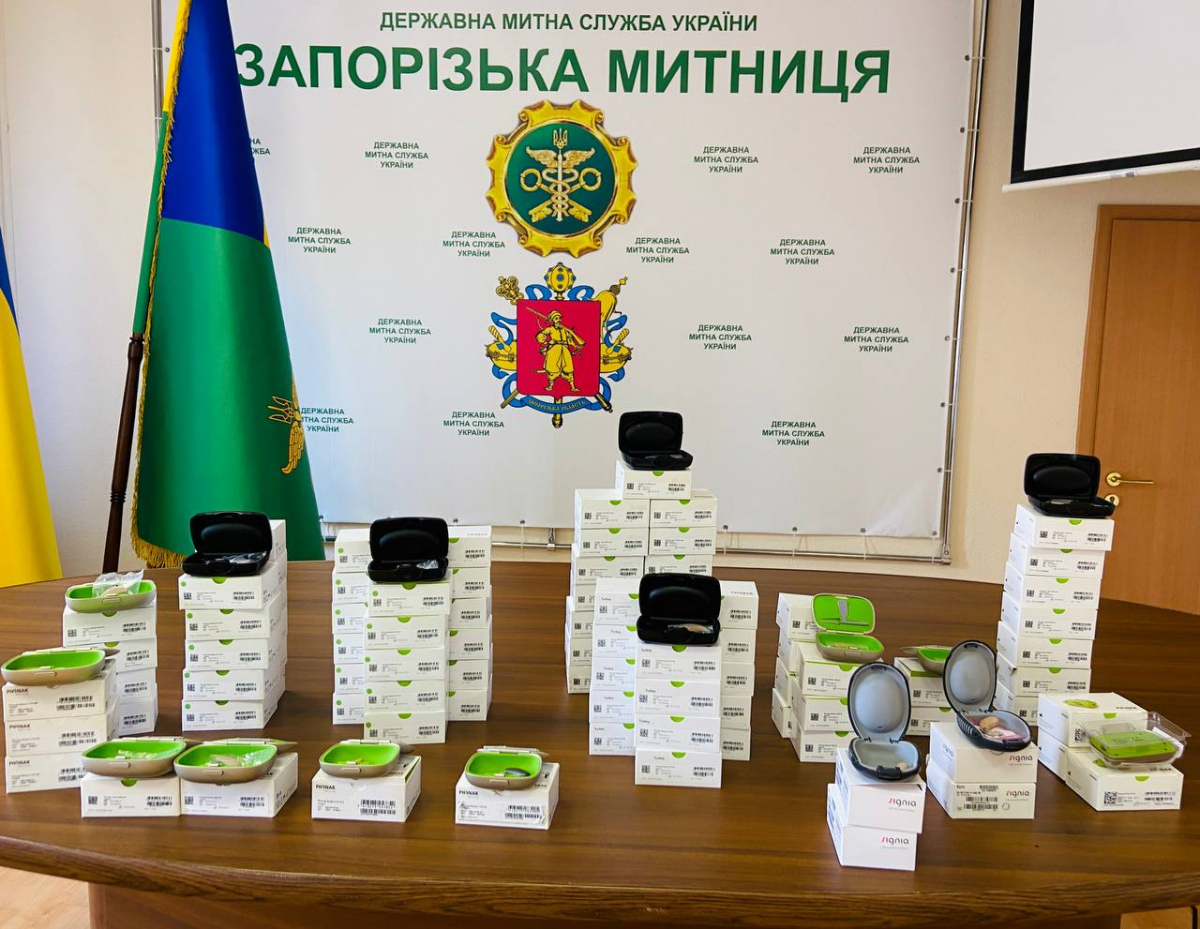 У Запоріжжі конфісковані слухові апарати передали школі-інтернату (фото)