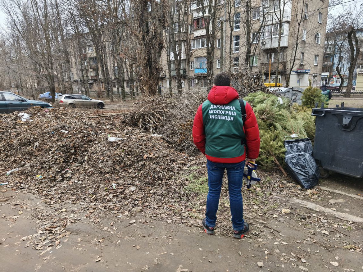 Різномаїття відходів - у центрі Запоріжжя скидали непотріб просто неба (фото)