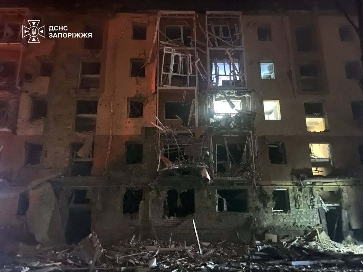 Будинок обстріляли вже вчетверте: у Запоріжжі внаслідок ракетного удару поранено п'ятьох, серед них дитина (фото, відео)