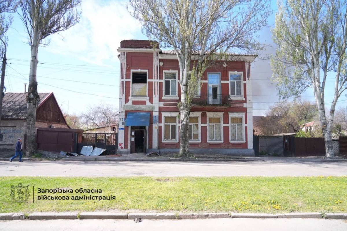 Безпілотники вдарили по трьох районах Запоріжжя: росіяни атакували житлові квартали, є поранені (фото, відео)