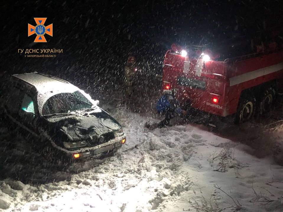 Опинився у сніговій пастці - рятувальники надали допомогу водію, що застряг в кюветі (фото)