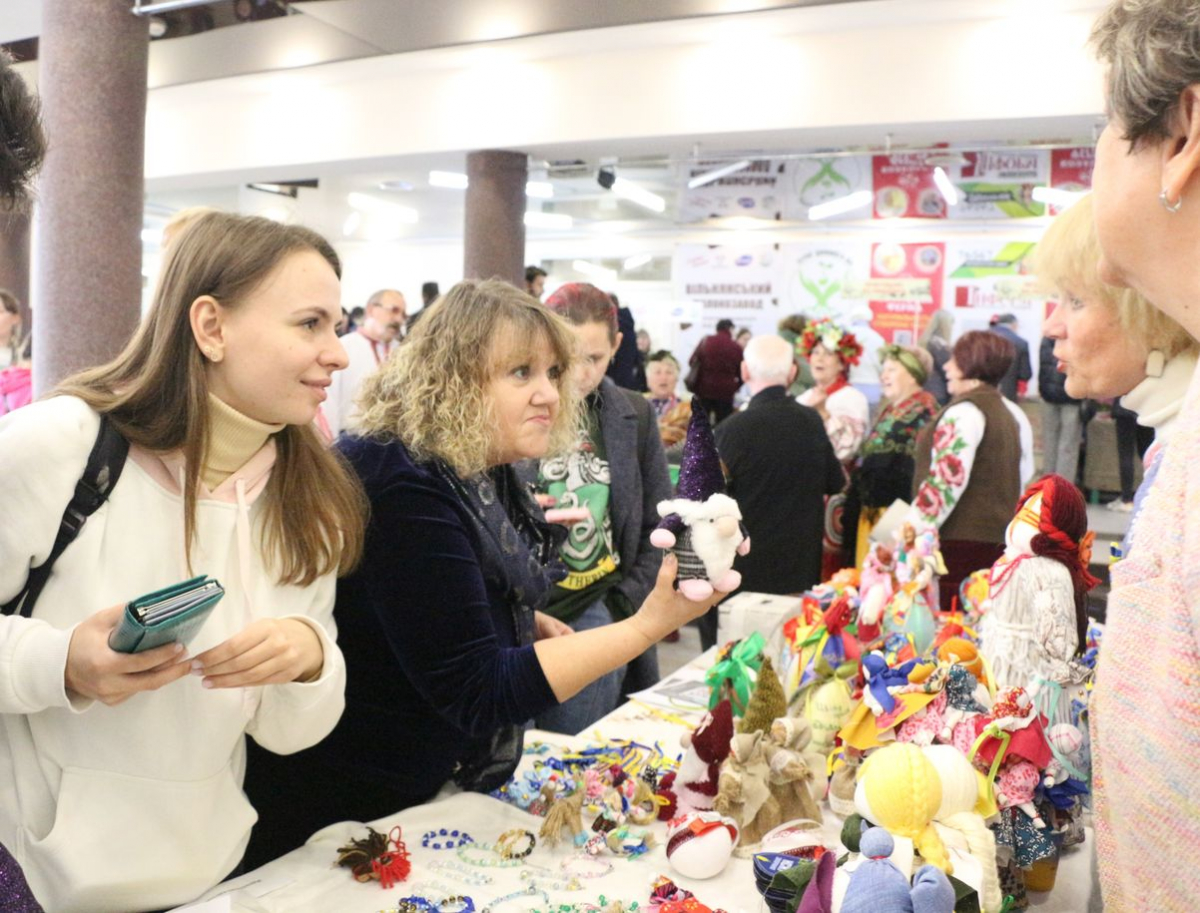 У Запоріжжі журналісти, майстрині та рок-музиканти об'єдналися і зробили благодійний ярмарок - фото