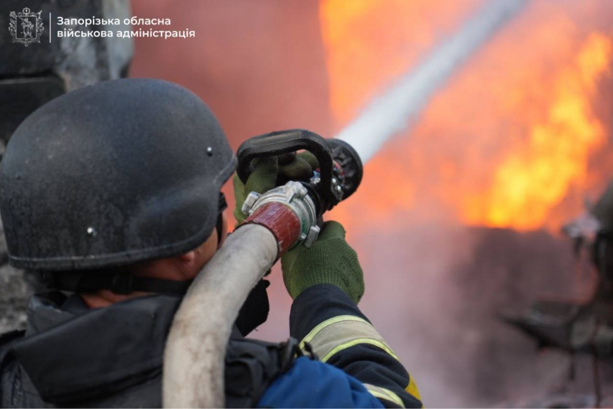 У Запоріжжі внаслідок удару по промисловому об’єкту загинула людина, троє поранені (фото, відео)
