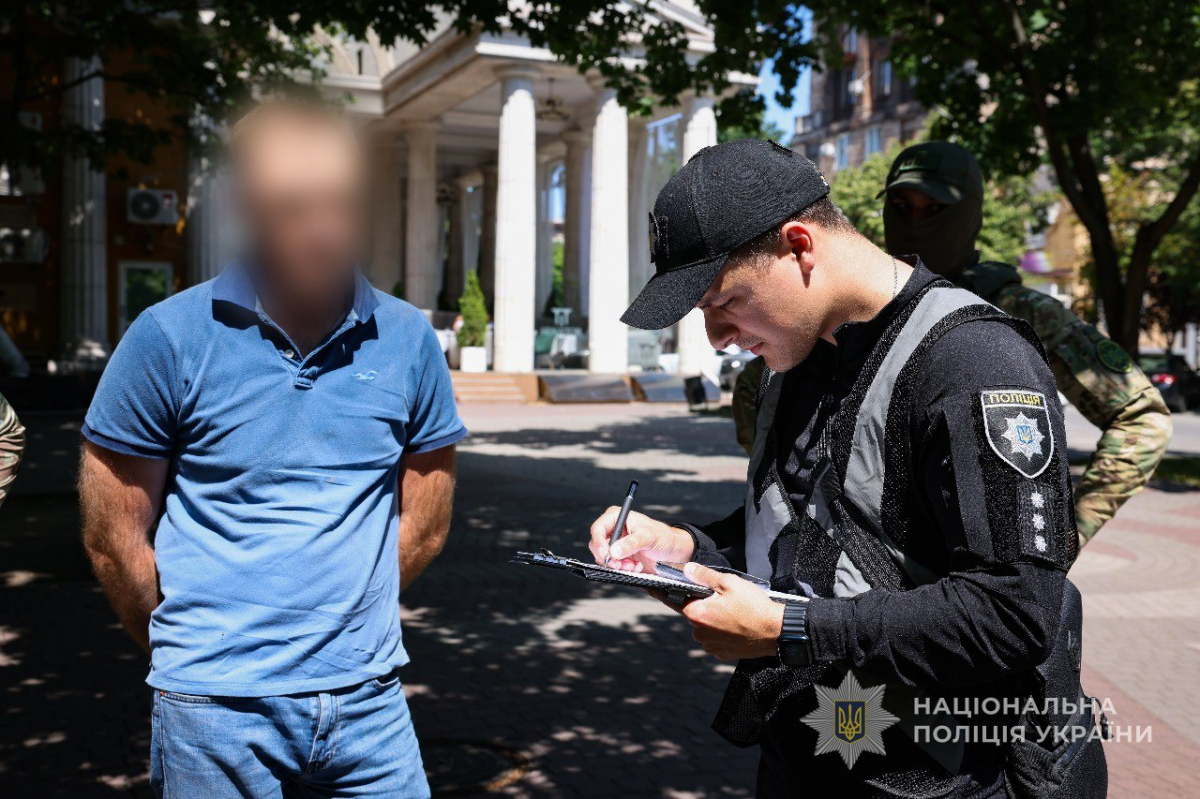 Продавав “білий квиток” - у Запоріжжі чоловік пропонував за гроші уникнути мобілізації (фото)