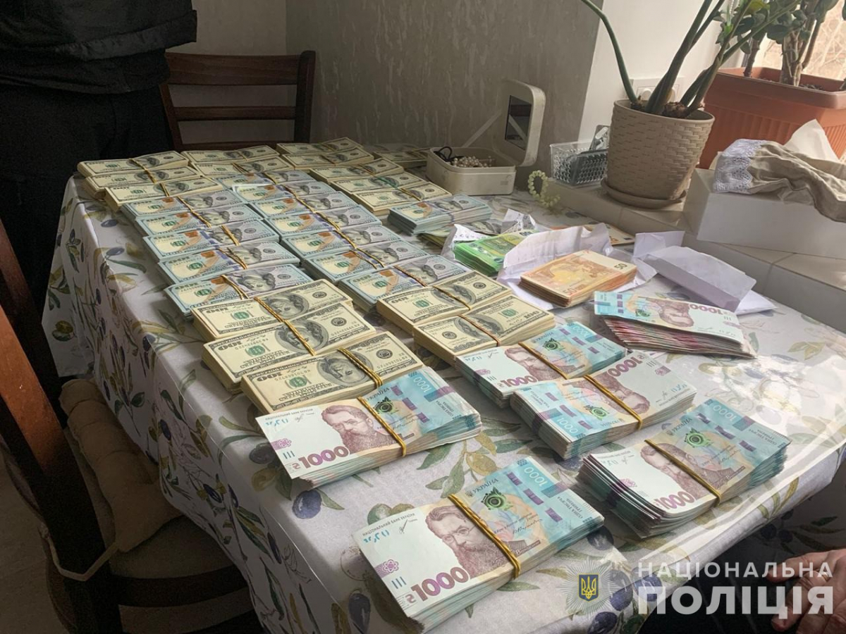 Заробили понад 1,2 мільйони доларів - поліція в Запоріжжі викрила схему за участі працівників МСЕК