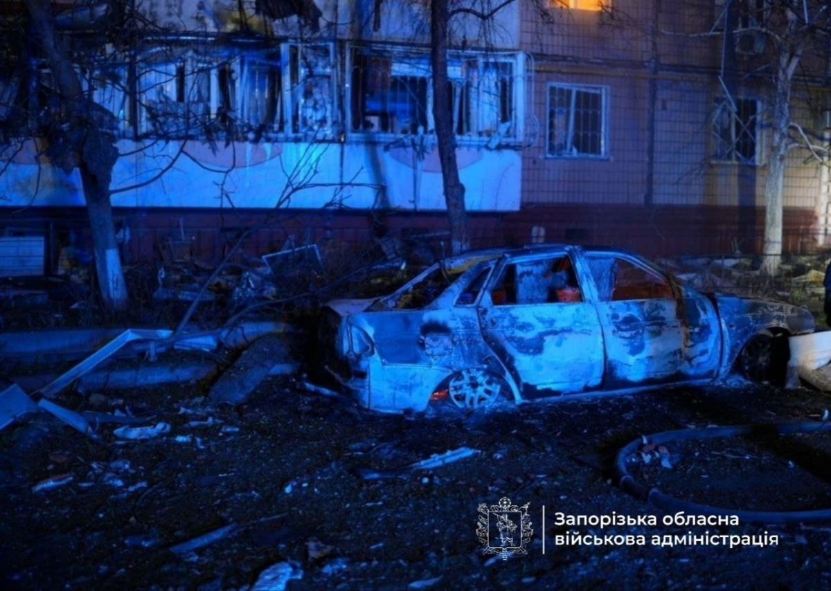 Вночі ворог атакував Запоріжжя - є постраждали, пошкоджені багатоповерхівки, торговий центр та виш (фото, відео)