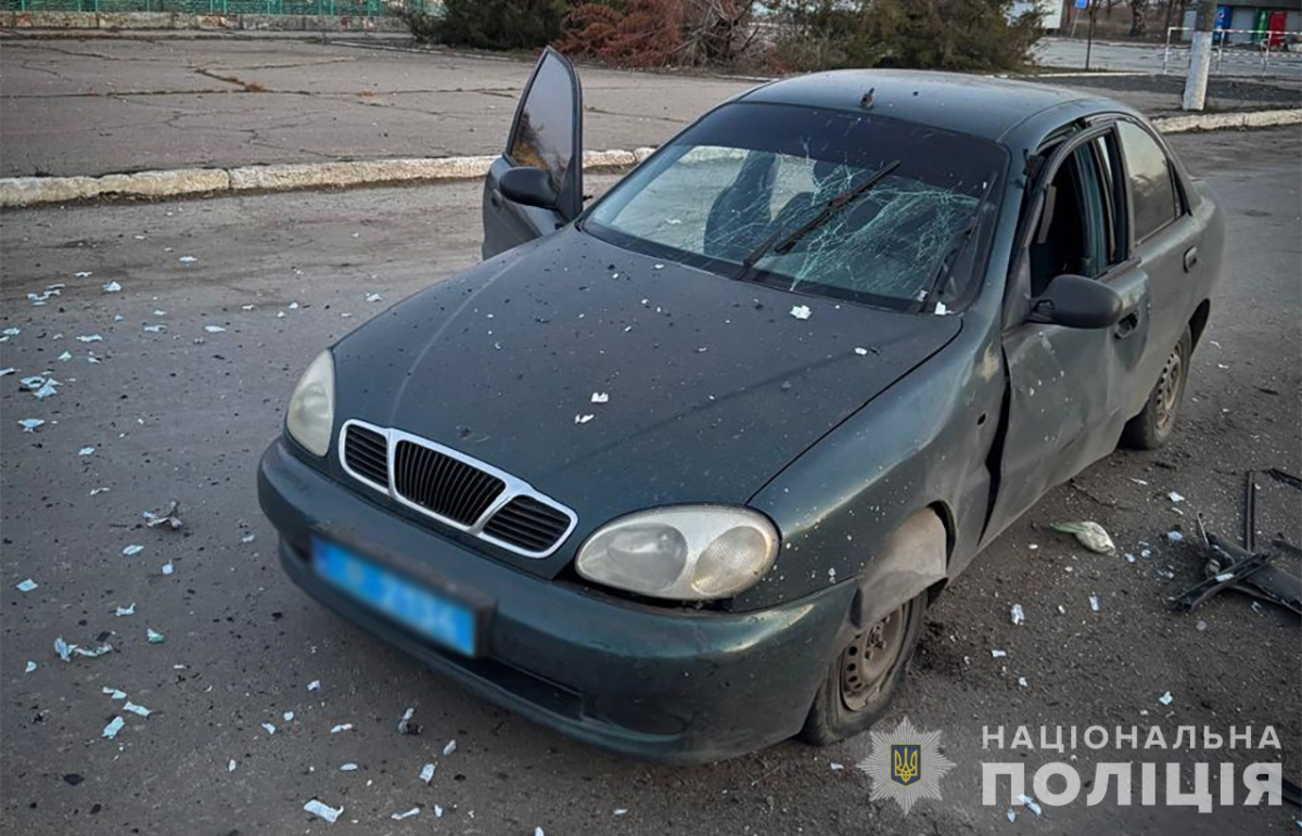 Поверталися з виклику - в Запорізькій області дрон поцілив поруч з автівкою, де їхали поліцейські (фото)