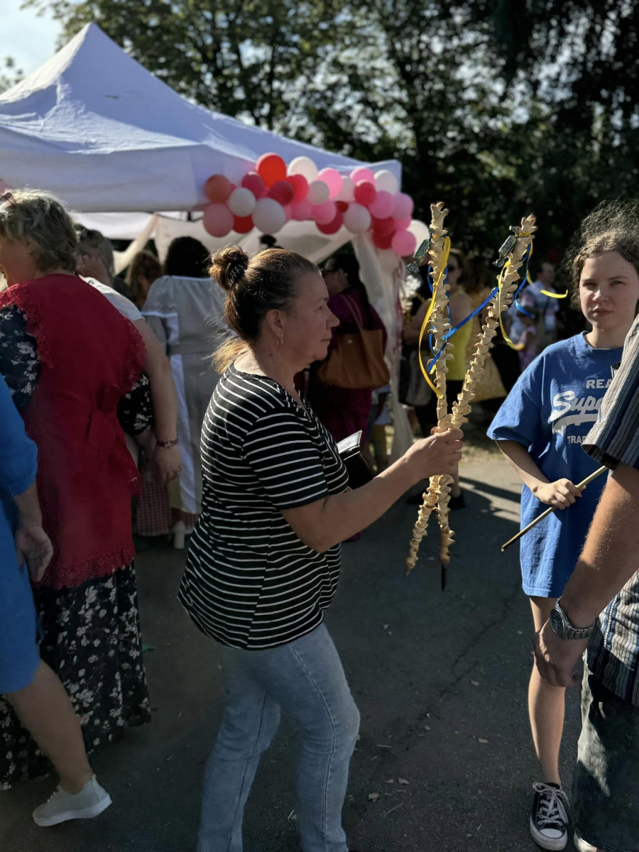 Успішні пані сільської громади Запорізького району провели ярмарок і зібрали велику сумму на підтримку ЗСУ (фото)