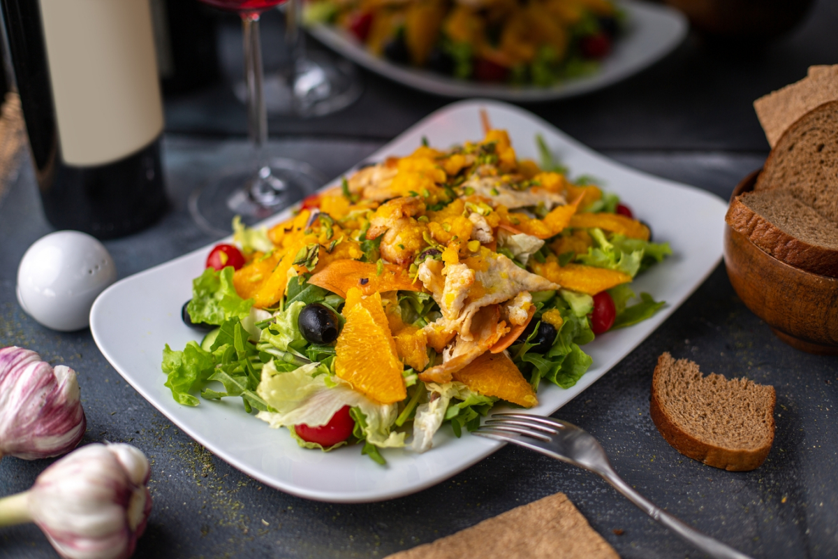 Як у ресторані: рецепт вишуканого салату з куркою та апельсинами - відео