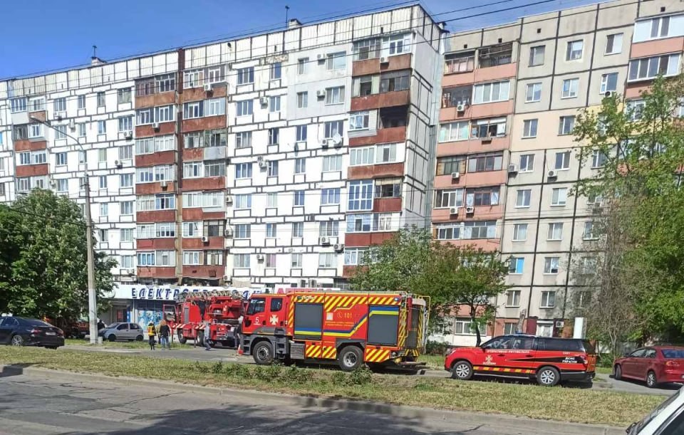 Вогонь охопив балкон - в одному з районів Запоріжжя спалахнула пожежа у багатоповерхівці