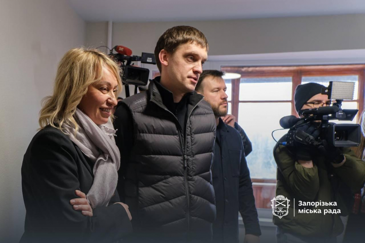 Дев'ять років у модульному: в Запоріжжі родина переселенців нарешті отримала квартиру (фото)