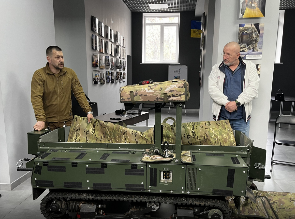 У Запоріжжі презентували «Терміт 2.0» — наземний робот поїде на фронт рятувати життя (фото)