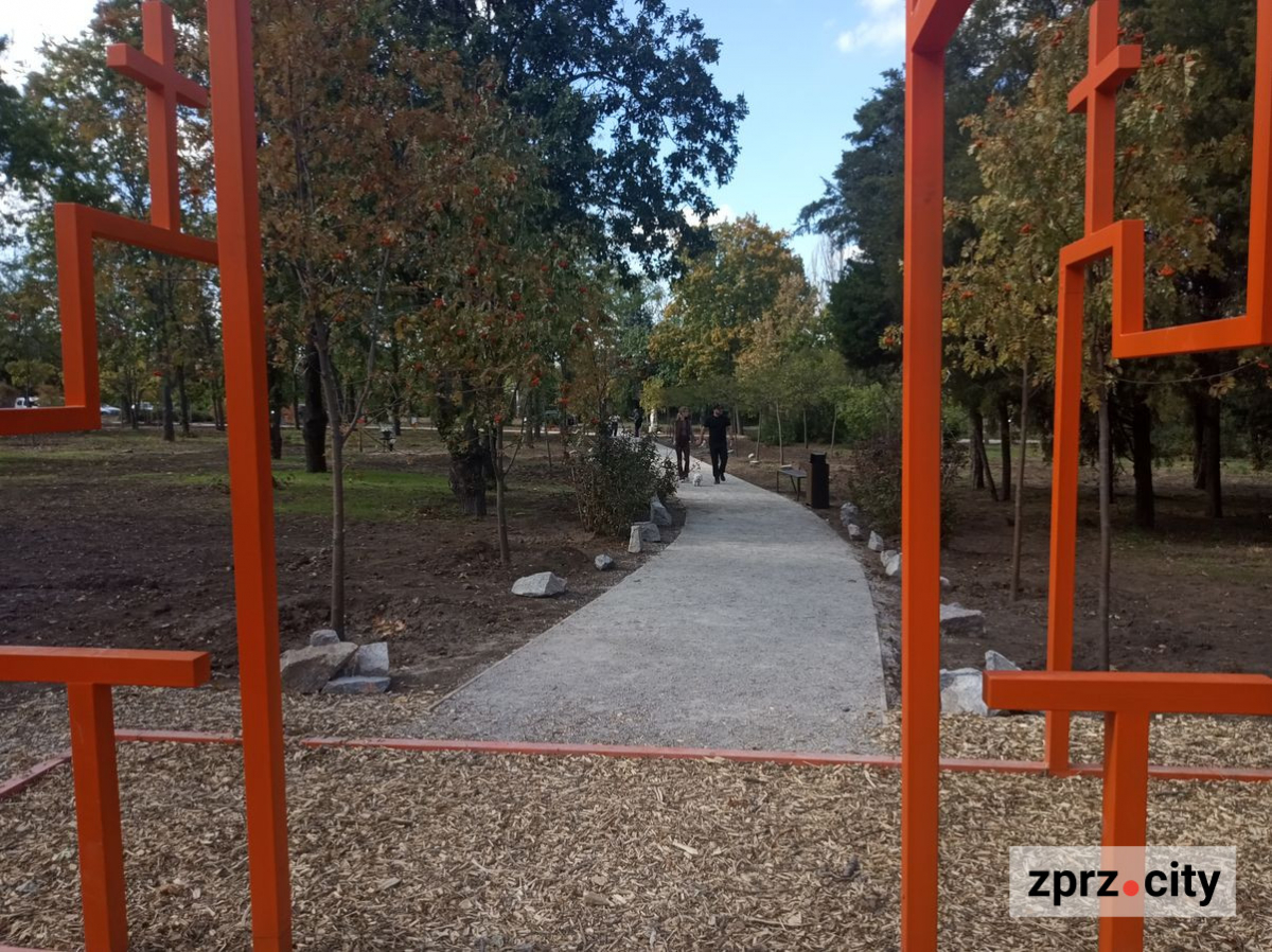 Скульптури, іменні дерева та коло з 13 каменів: у Запоріжжі з'явився новий парк і живий простір пам'яті