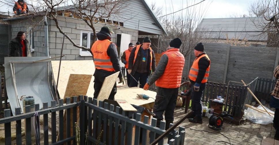 У передмісті Запоріжжя ремонтують будинки, що постраждали від ракетного удару - фото, відео