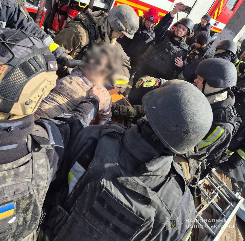 Російські дрони вдарили по приватному сектору Запоріжжя: загинула жінка, з-під завалів витягли підлітка (фото, відео)