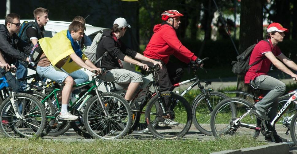 Запорізькі велосипедисти чекають від влади ясних правил проїзду через мости і греблю Дніпрогесу