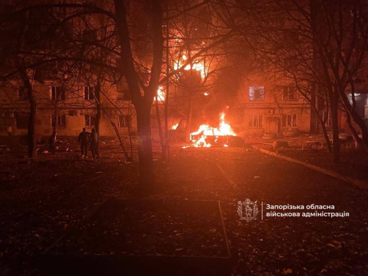 Після масованої ворожої атаки у Запоріжжі надзвичайники врятували 10 людей і трьох котиків (відео)