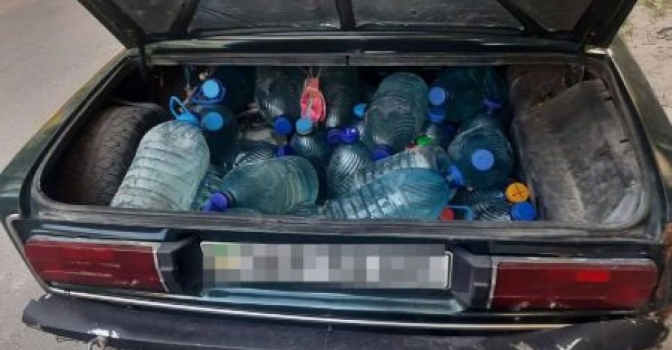 У Запоріжжі водій перевозив партію фальсифікованого алкоголю у п'ятилітрових пляшках