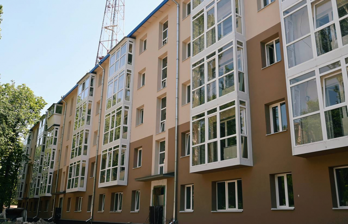 Звели дах і утеплюють стіни – у Запоріжжі продовжують капітальний ремонт будинку на вулиці Незалежної України (фото)