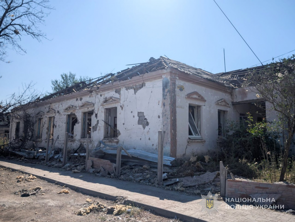 Троє постраждалих після атак: ворог обстріляв територію торгового центру в Запоріжжі (фото)
