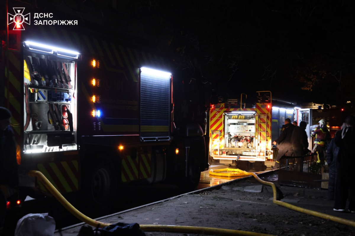 У Запоріжжі пожежа забрала життя жінки — рятувальники вивели людей з багатоповерхівки (фото)