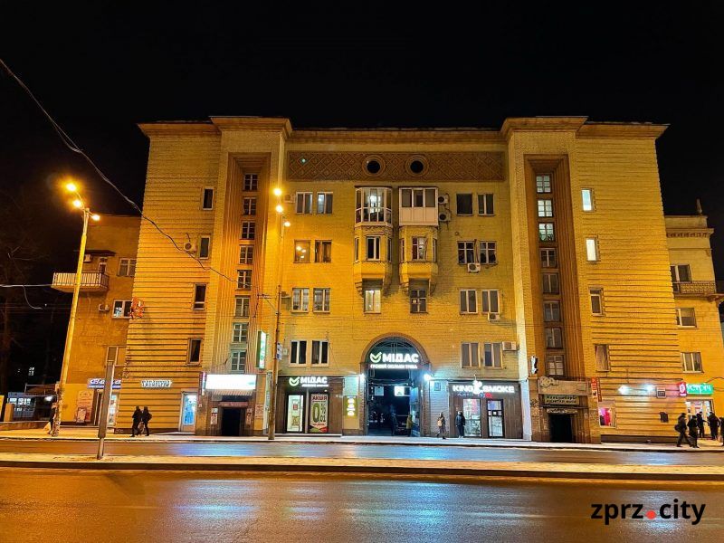 Как в свете ночных огней в Запорожье выглядят уникальные здания Соцгорода - фото