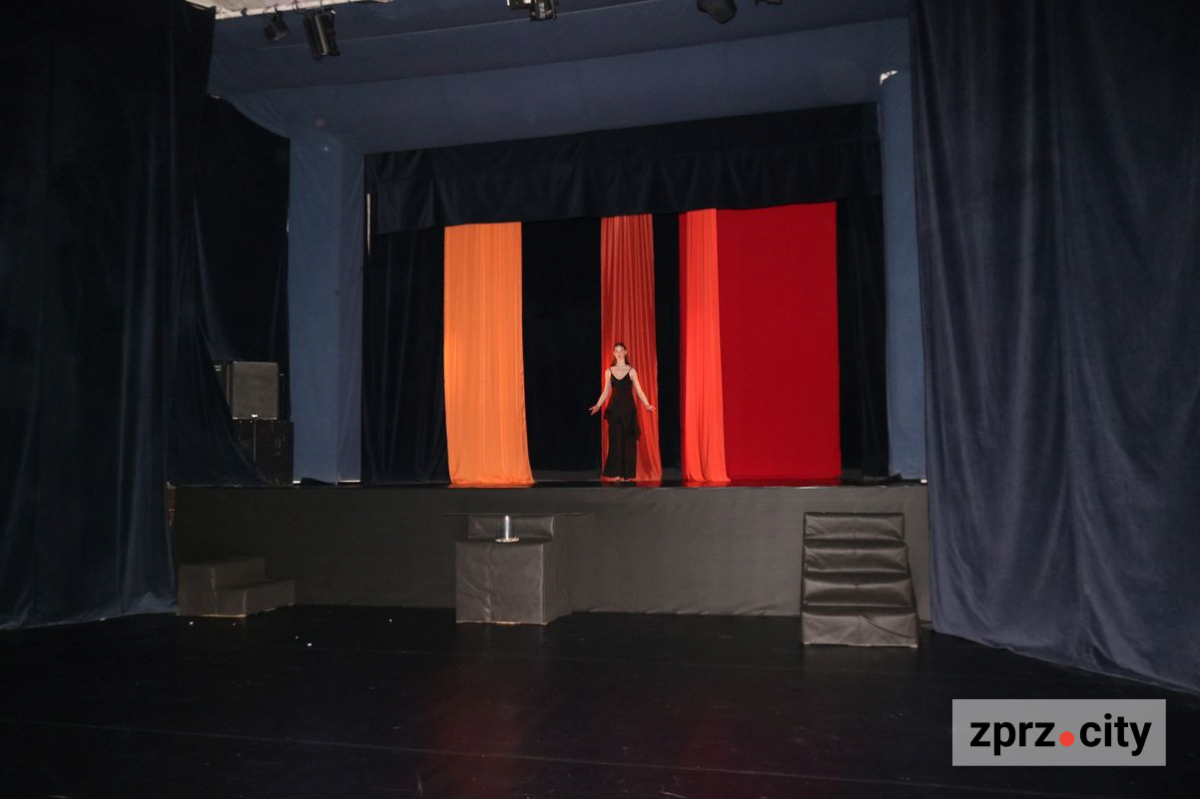 У Запоріжжі покажуть прем'єру, де героїня говоритиме мовою тіла і даруватиме глядачам прикраси 