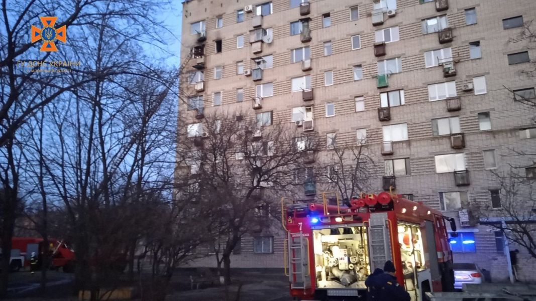 Під час гасіння пожежі у запорізькій багатоповерхівці рятувальники вивели на свіже повітря 5 людей  - фото