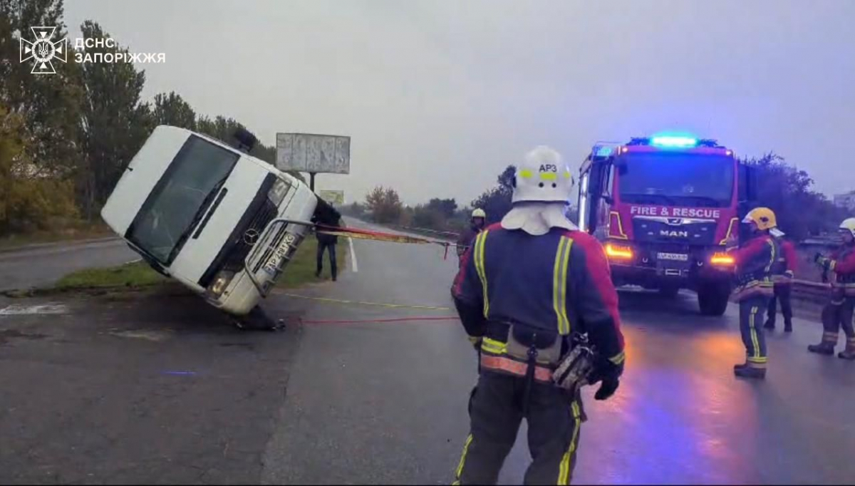 У Запоріжжі на місці ремонту водогону автівка провалилася колесами під землю (фото)