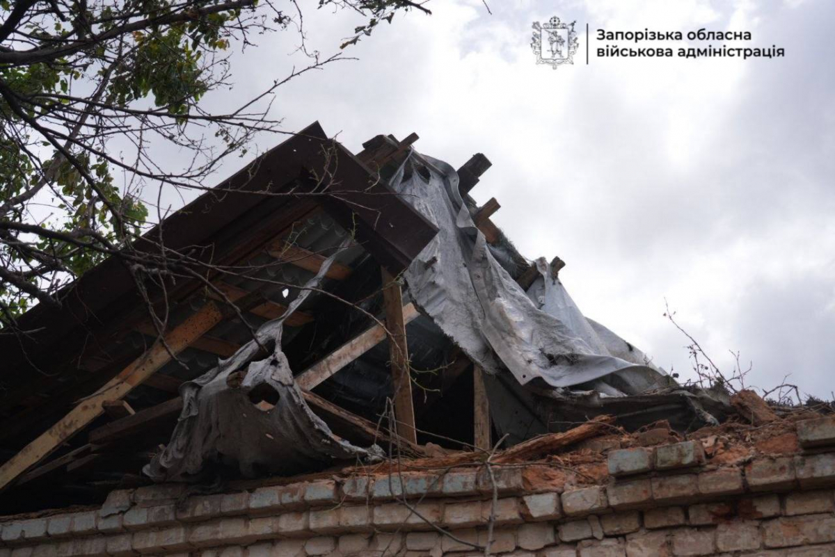 Загинув машиніст, двоє поранених: росіяни вдарили по залізниці у Запоріжжі