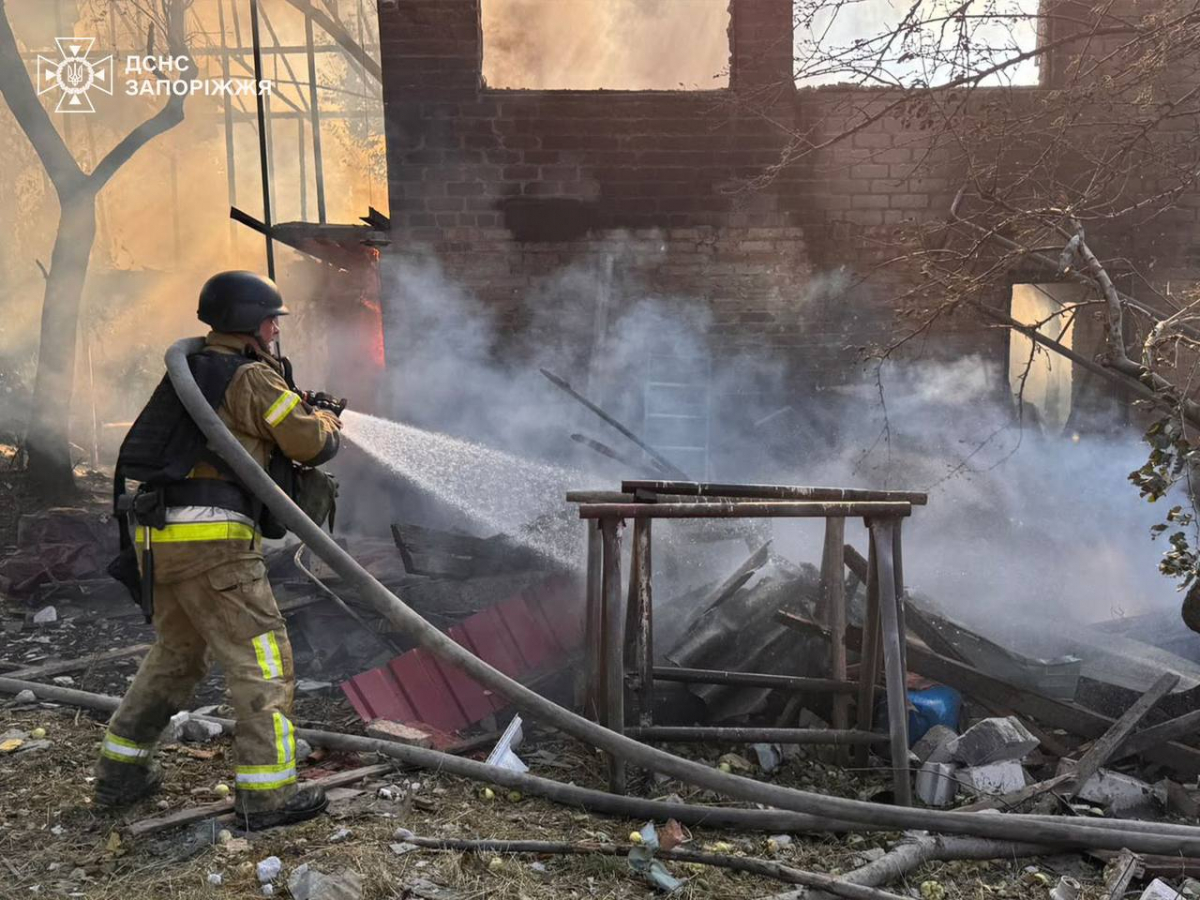 КАБи вдарили по Запоріжжю: у приватному секторі загинули люди, триває пошук під завалами (фото, відео)