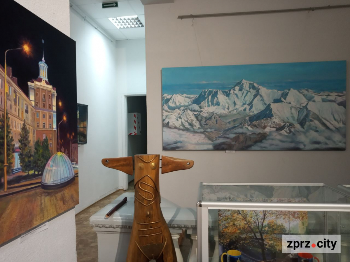 Світиться у темряві та оживає: у запорізькому музеї показують картину, що дивом вціліла (фото, відео)