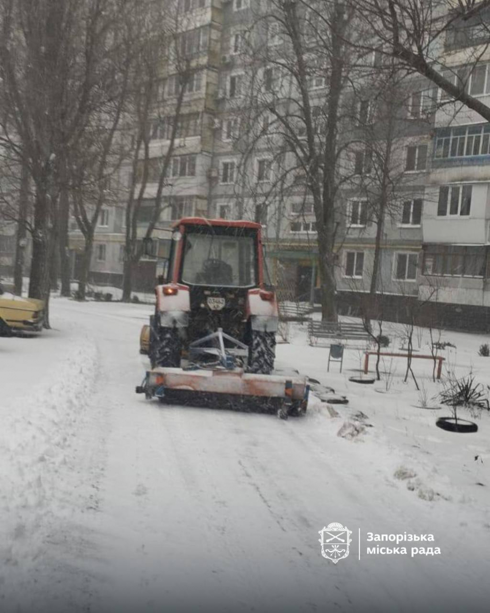 Запорізьку область засипало снігом: комунальники борються з негодою (фото, відео)