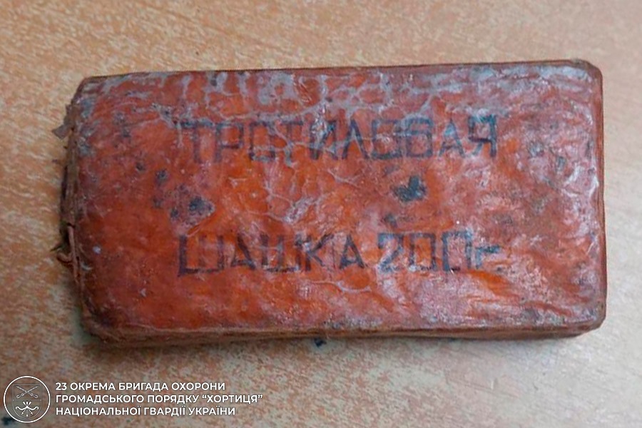 Ніс повний рюкзак боєприпасів - у Запоріжжі чоловік намагався ввезти зброю через блокпост (фото)