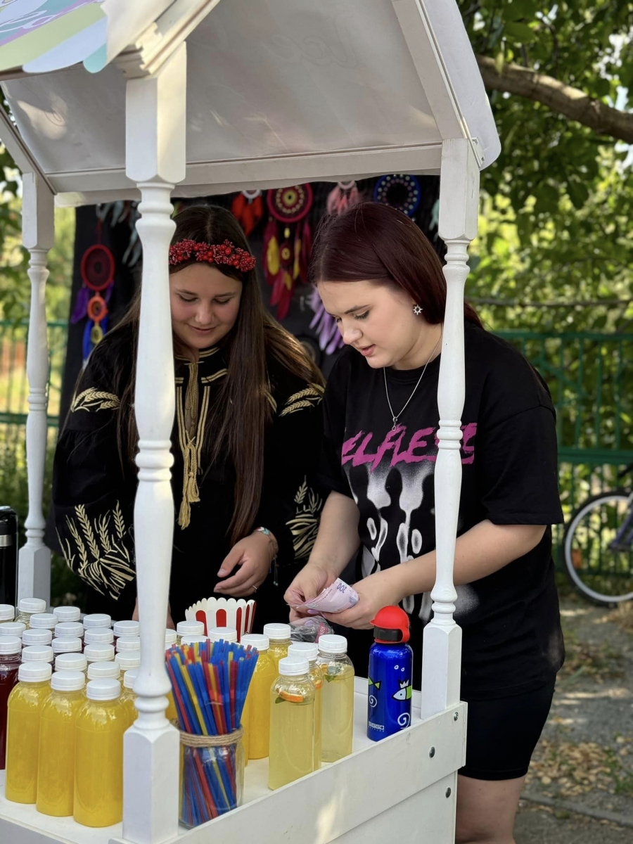 Успішні пані сільської громади Запорізького району провели ярмарок і зібрали велику сумму на підтримку ЗСУ (фото)