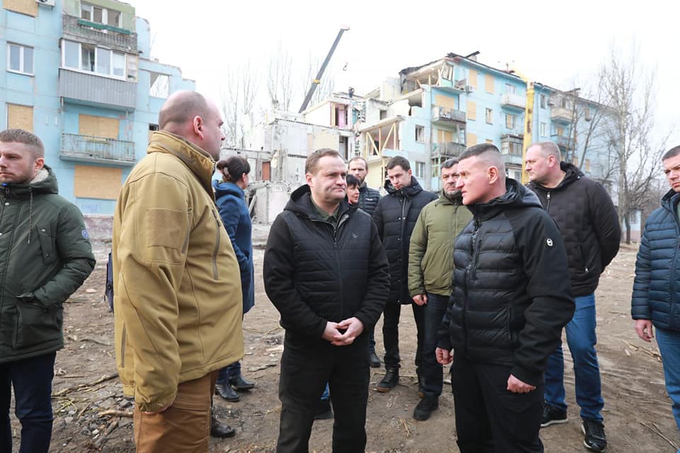Заступник Керівника Офісу Президента України зустрівся з жителями запорізького будинку, зруйнованого 2 березня