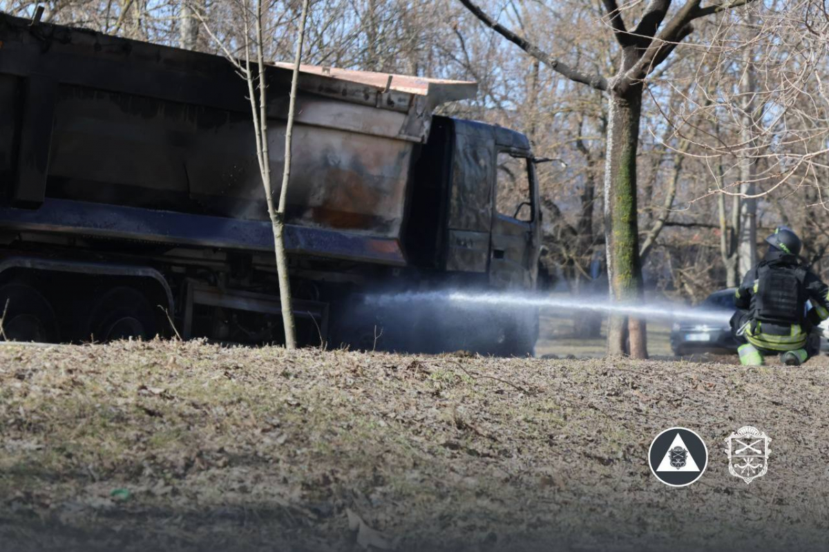 Росіяни вдарили дроном по вантажівці на шосе — у спальному районі Запоріжжя спалахнула пожежа (фото, відео)