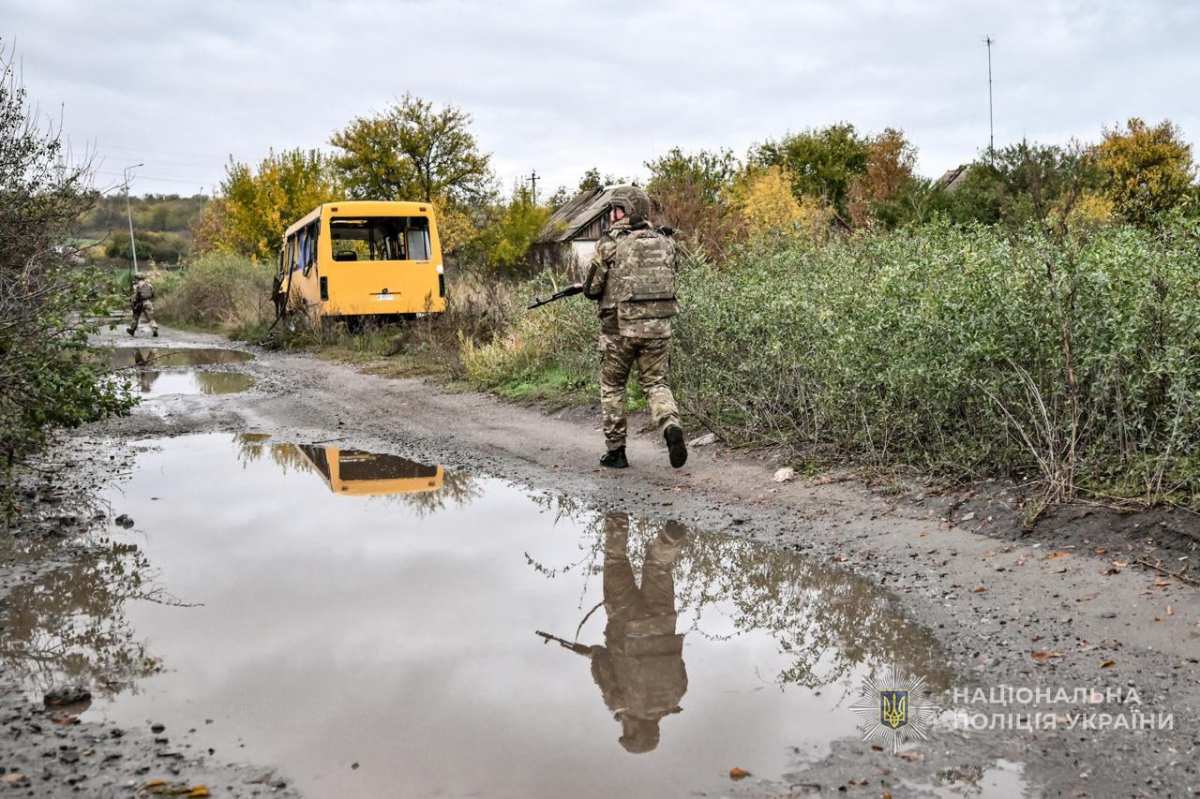 На Запоріжжі поліцейські з капеланами вивезли з Комишувахи трьох людей і вівчарку (фото)