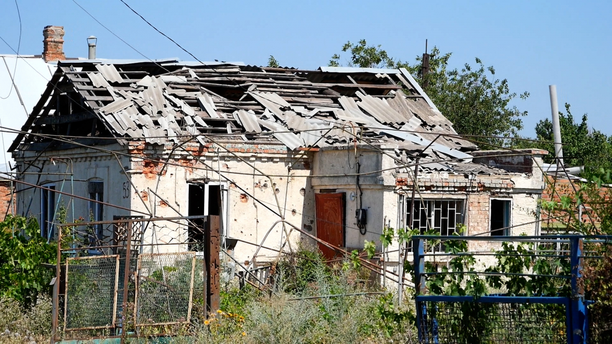 Жодного вцілілого будинку - мешканці Оріхова щоденно живуть під обстрілами понад два роки (фото, відео)