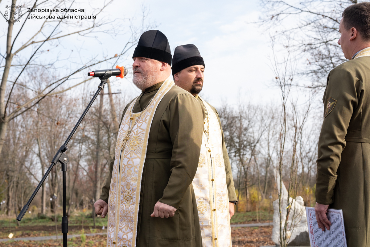 У Запоріжжі на Хортиці вшанували полеглих Героїв — у "Парку Честі" висадили сотні молодих дерев пам’яті (фото, відео)