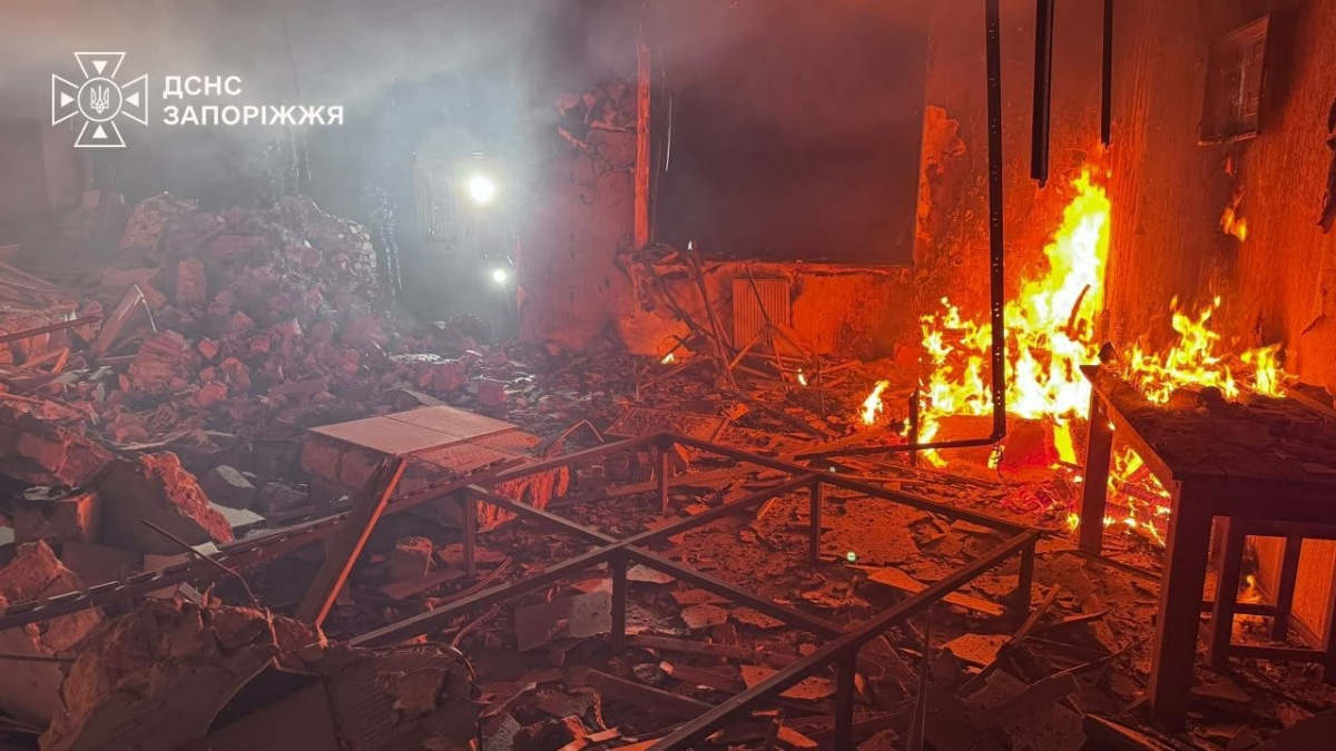 Вночі вдарили БпЛА, на світанку скинули КАБ: росіяни атакували Запоріжжя - є загиблий і поранені (фото, відео)