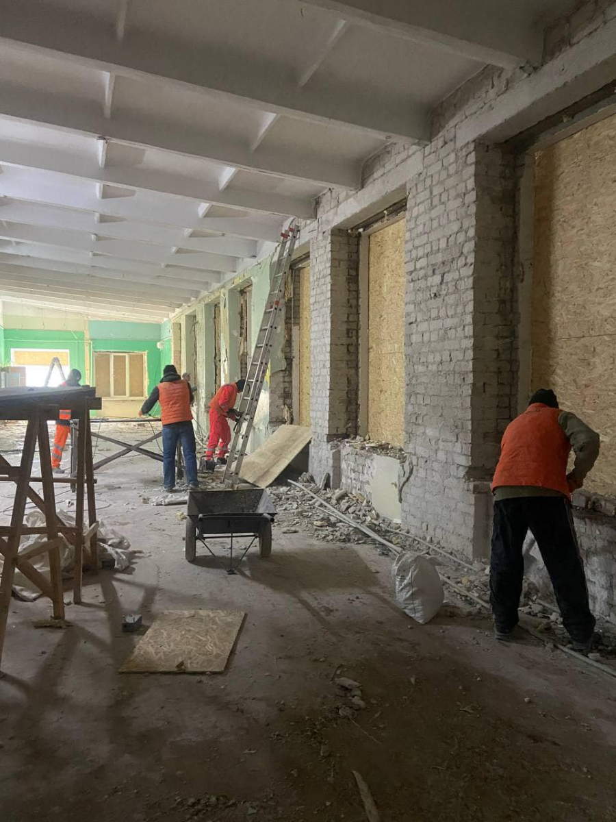 У Запоріжжі ремонтують академію, що постраждала від обстрілу ворога - фото